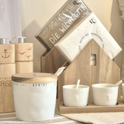 Küchenaccessoires aus Holz und Keramik