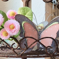 Deko-Schmetterling mit Blumen