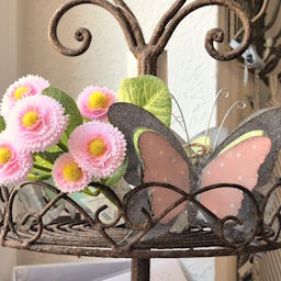 Schmetterling-Deko mit Blumen