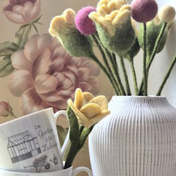 Filzblumen in Vase